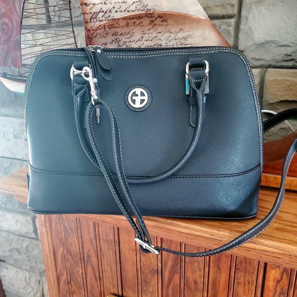 LOVE the SIZE - New, Giani Bernini Medium Hand Bag, Very Classy, Blk Leather